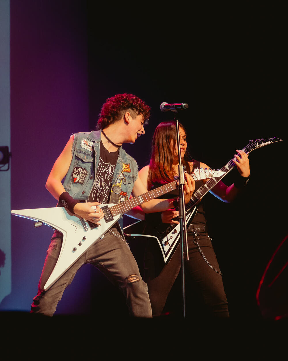 Banda escolar en el escenario del festival 2026