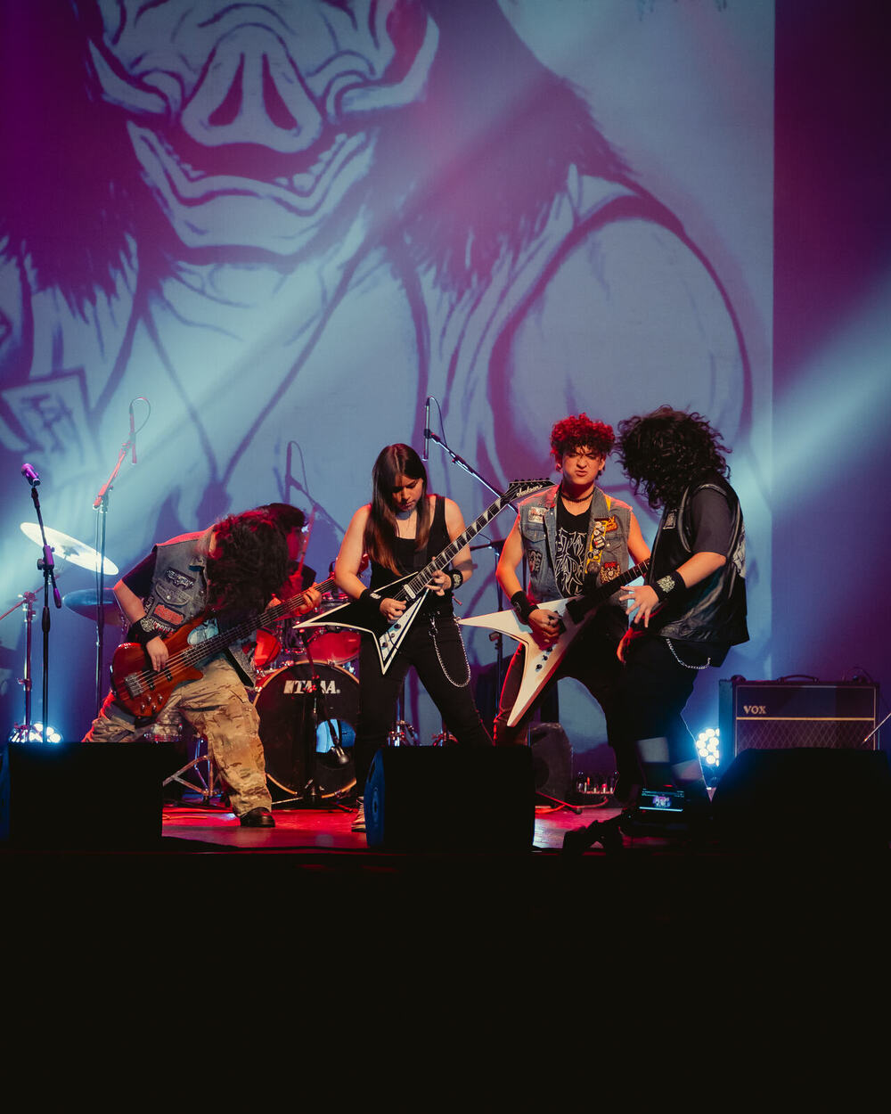 Banda escolar en el escenario del festival 2026